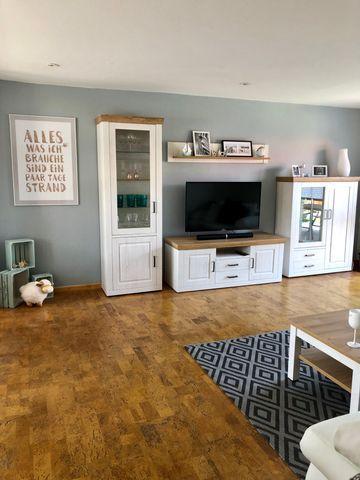 Wohnzimmer mit großem  65 Zoll Smart-TV