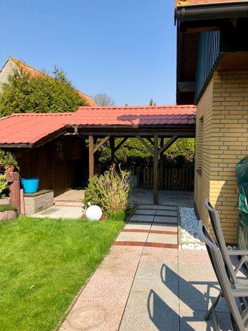 Terrasse mit Carport und Fahrradraum