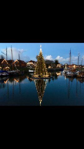 schwimmender Weihnachtsbaum zu Weihnachten