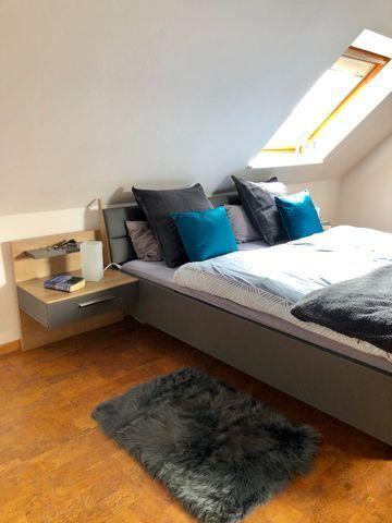 Schlafzimmer 1 im OG mit Doppelbett und großem Kleiderschrank