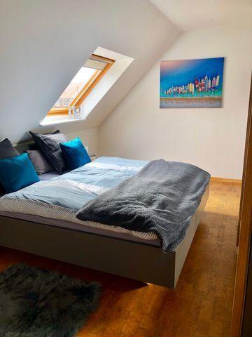 Schlafzimmer 1 im OG mit Doppelbett und großem Kleiderschrank