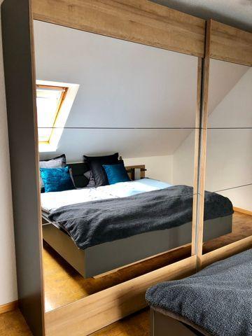 Schlafzimmer 1 im OG mit Doppelbett und großem Kleiderschrank