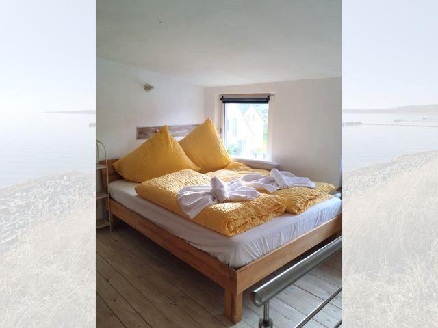Schlafzimmer mit Doppelbett