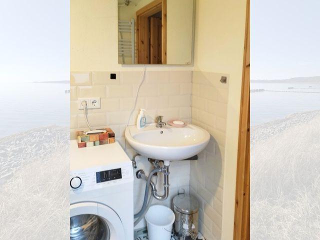 Badezimmer mit WC, Dusche und Waschmaschine