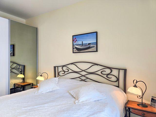 2. Schlafzimmer mit Kleiderschrank