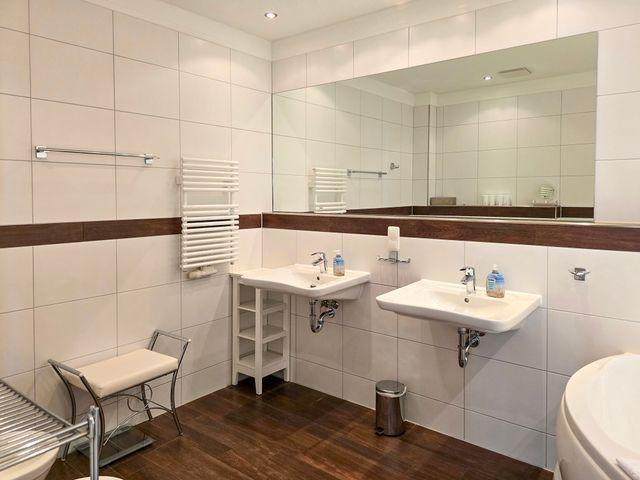 1. Badezimmer mit 2 Waschtischen