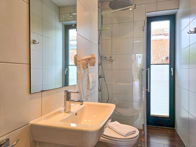 2. Badezimmer mit Dusche