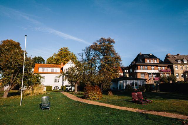Ansicht Villa mit Weg vom See
