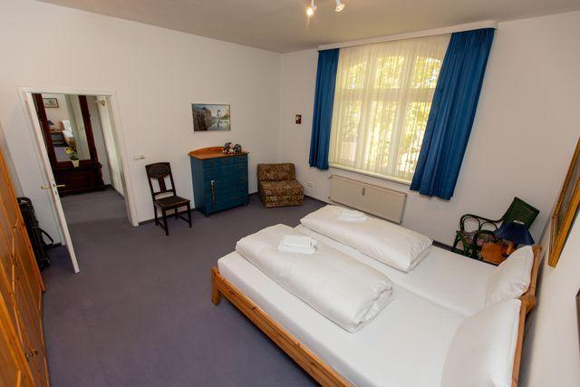 Schlafzimmer 1 mit Kommode