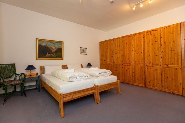 Schlafzimmer 1 mit großem Kleiderschrank