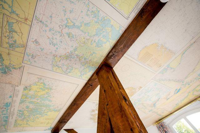 Die Decke im Schlafzimmer 2 mit Seekarten