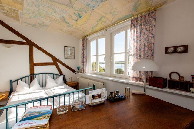 Schlafzimmer 2 Blick vom Schreibtisch
