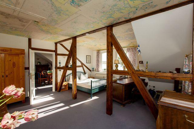 Schlazimmer 2 mit Schreibtisch