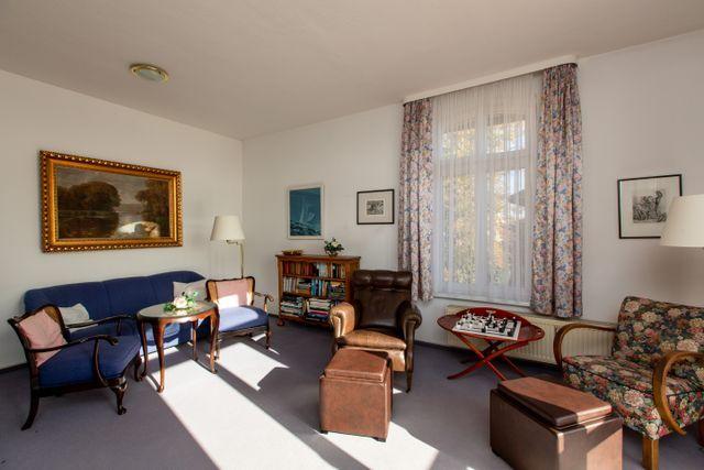 Wohnzimmer mit Sofa und Kamin