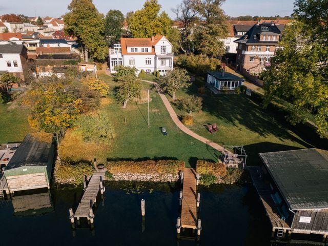 Villa mit Bungalow und Stege vom
