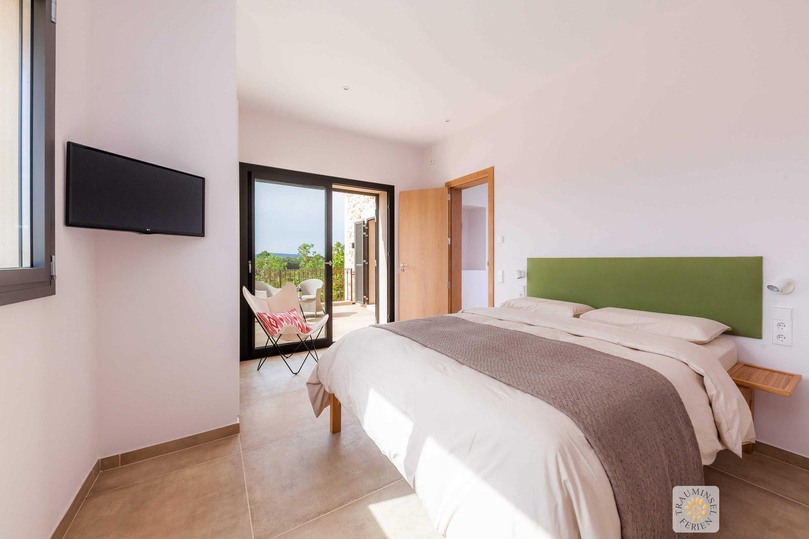 Schlafzimmer mit TV und Bad ensuite