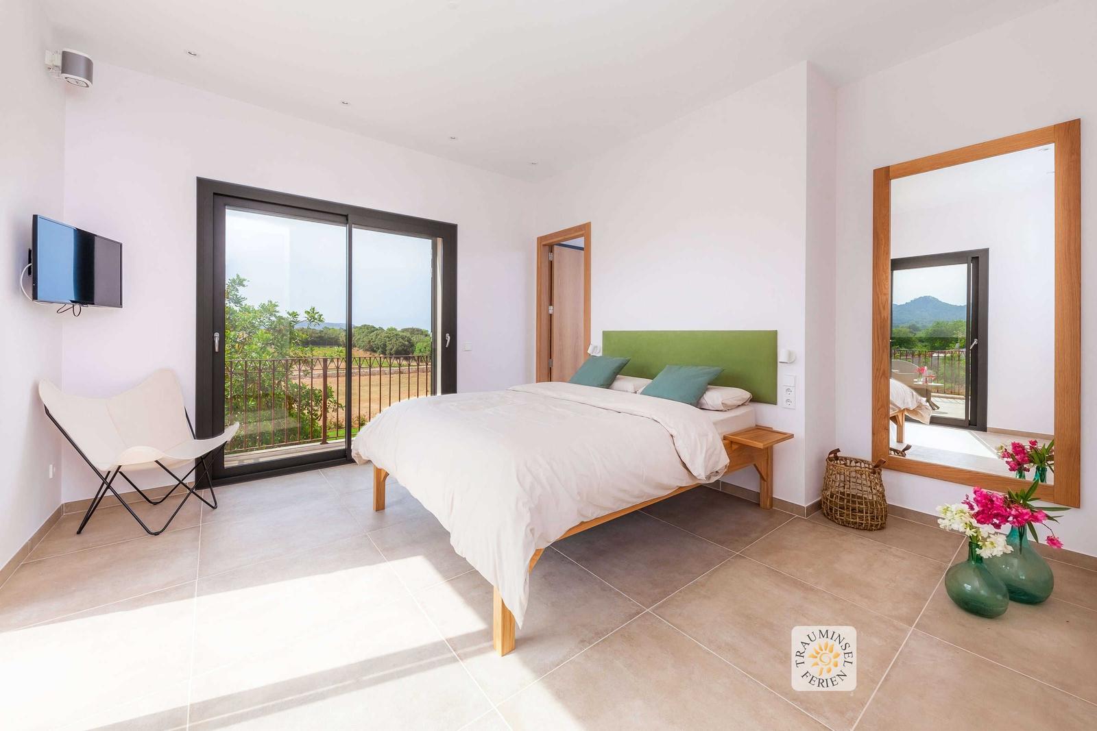 Schlafzimmer mit mehreren Terrassen und Panoramablick