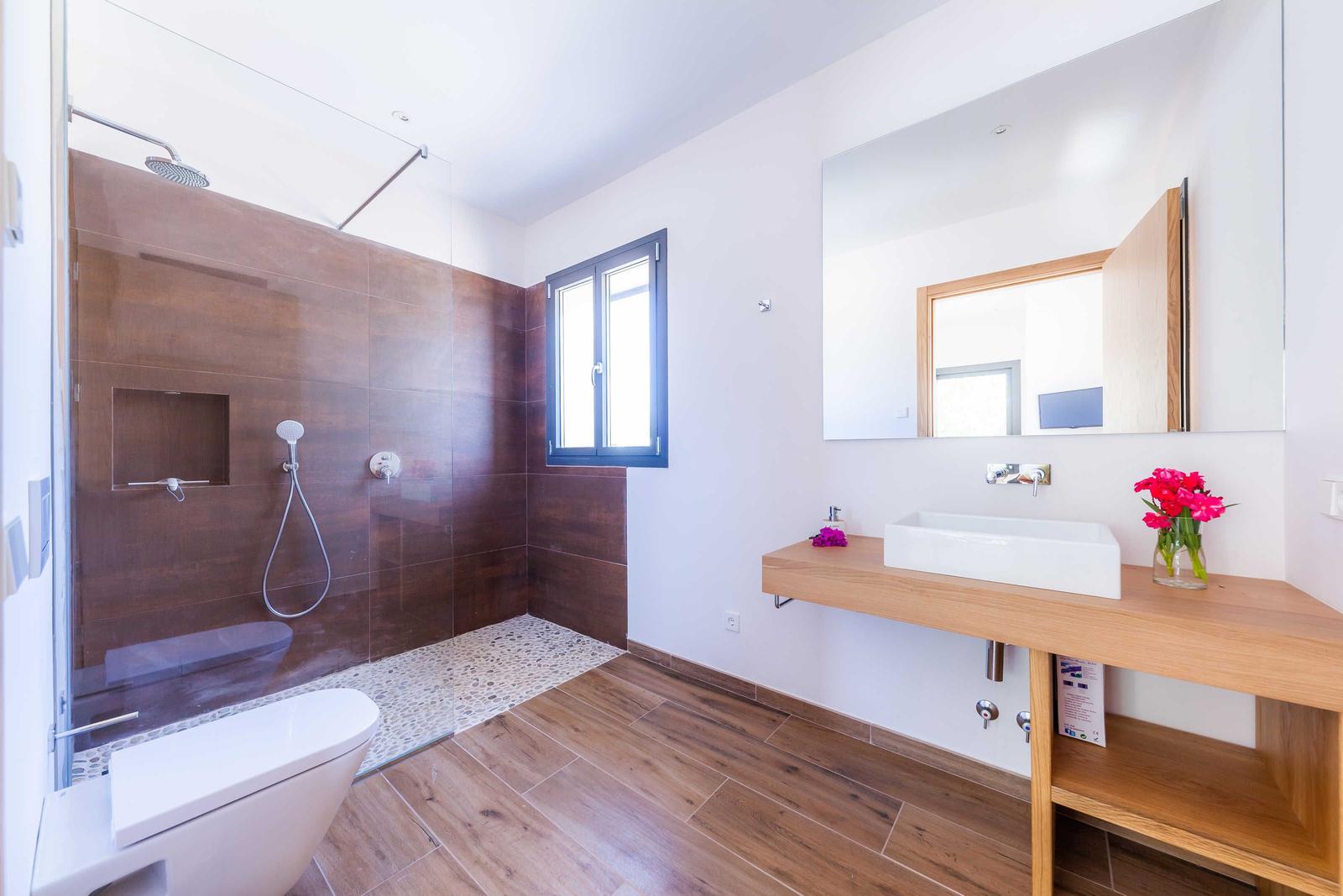 Grosszügiges Bad mit Dusche