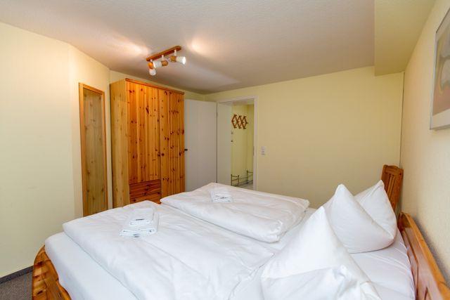Schlafzimmer mit Schrank
