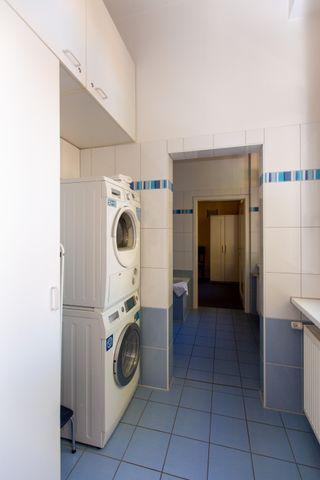 Badezimmer Durchgang mit Waschmaschine und Trockner
