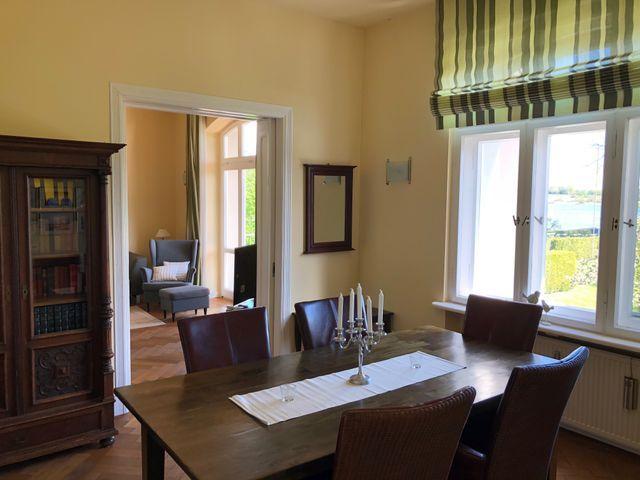 Esszimmer und Durchgang zum Wohnzimmer