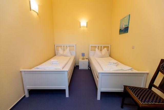Schlafzimmer 2 frontal mit Einzelbetten