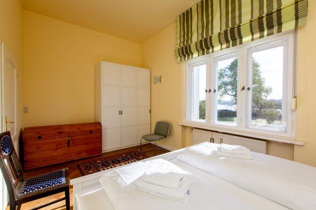 Schlafzimmer 1 mit Kleiderschrank