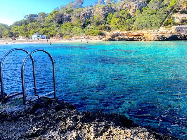 auch vom Felsplateau kann man ins Wasser, in der Badesaison sind Leitern montiert. Der feine Sandstrand geht sanft abfallend ins Wasser.