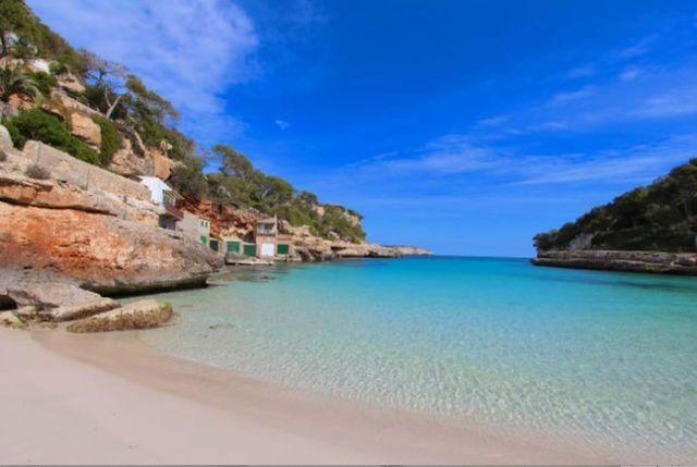 Cala Llombards, in 3 Minuten ist man unten am Strand, der Treppen-Zugang ist vor dem Haus