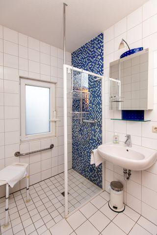 Badezimmer mit ebenerdiger Dusche