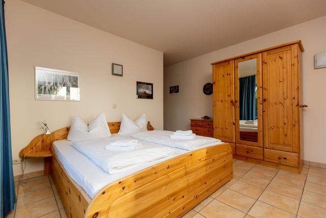 Schlafzimmer mit Doppelbett