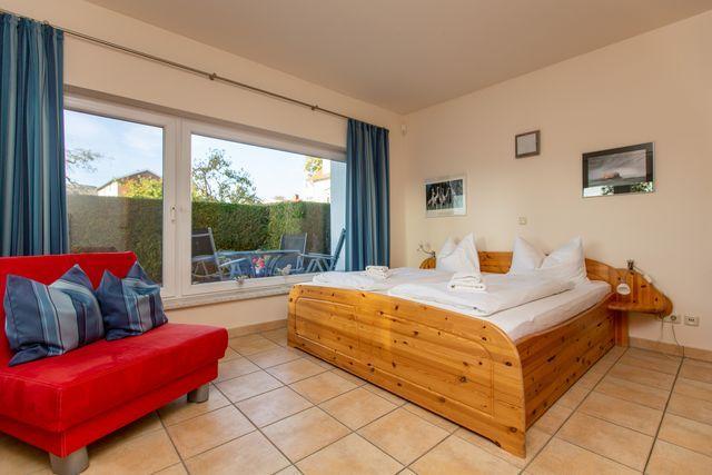 Schlafzimmer mit großem Fenster