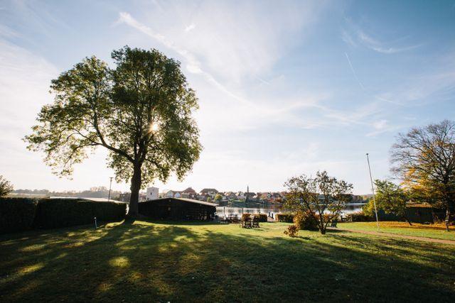Blick in den Garten zum See