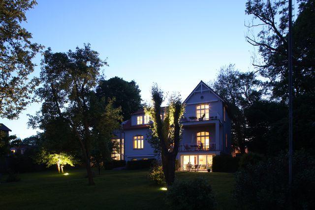 Die Villa in der Dämmerung