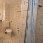 Bad mit Dusche und WC