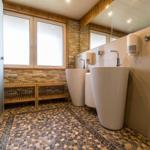 Waschen und Duschen bei den Damen