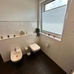 Bad EG mit Fenster, Bidet, Raindancedusche und großem Spiegel