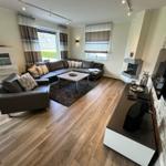 Wohnbereich mit Sky Flat TV, Gaskamin und Bose Soundsystem