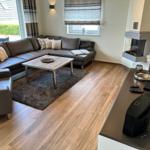 Wohnbereich mit Sky Flat TV, Gaskamin und Bose Soundsystem