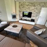 Wohnbereich mit Sky Flat TV, Gaskamin und Bose Soundsystem