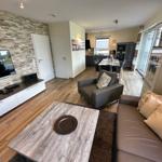 Blick vom Wohnbereich auf Essplatz und Küche