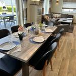 Gemütlicher Essbereich mit Blick in den Garten