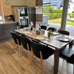 Gemütlicher Essbereich mit Blick in den Garten