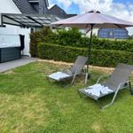 Großer Garten mit Terrasse und Whirlpool