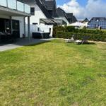 Großer Garten mit Terrasse und Whirlpool