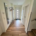 Eingangsbereich mit Garderobe und Spiegel