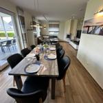 Essplatz mit Blick in den Garten