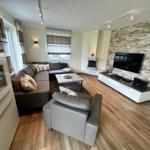 Wohnbereich mit Sky Flat TV, Gaskamin und Bose Soundsystem