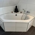 Bad OG mit Eckbadewanne, Sauna, Raindancedusche und Fenstern