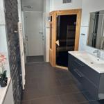 Bad OG mit Sauna, Badewanne, Raindancedusche und Fenstern